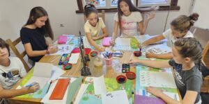 дете пише в тетрадка и развива уменията си по български език